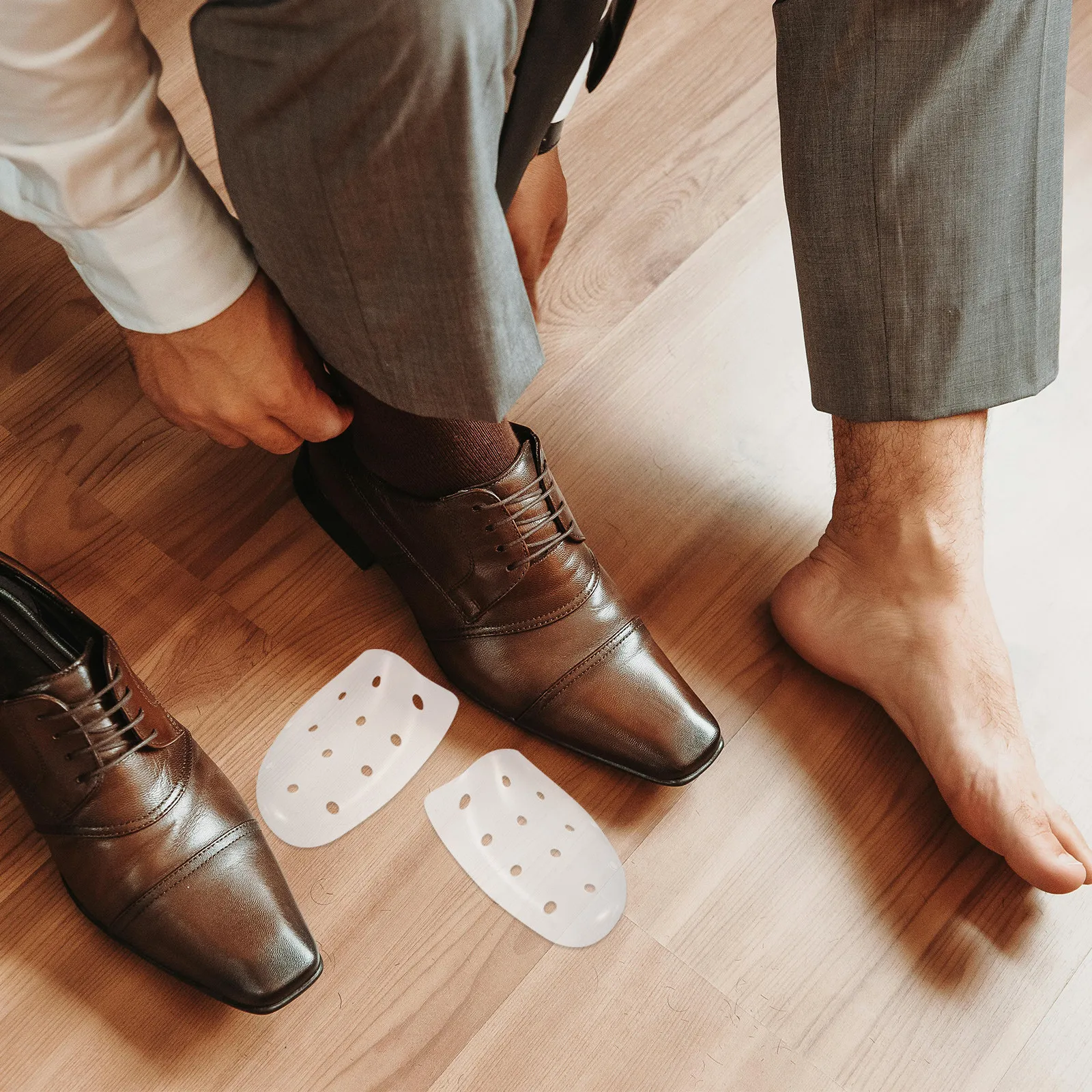 2Pairs Clear Plastic Shoe Trees Hollow Design Unisex Shoe Shapers for Sneakers Heels Boots Shape Retention Wrinkle Prevention