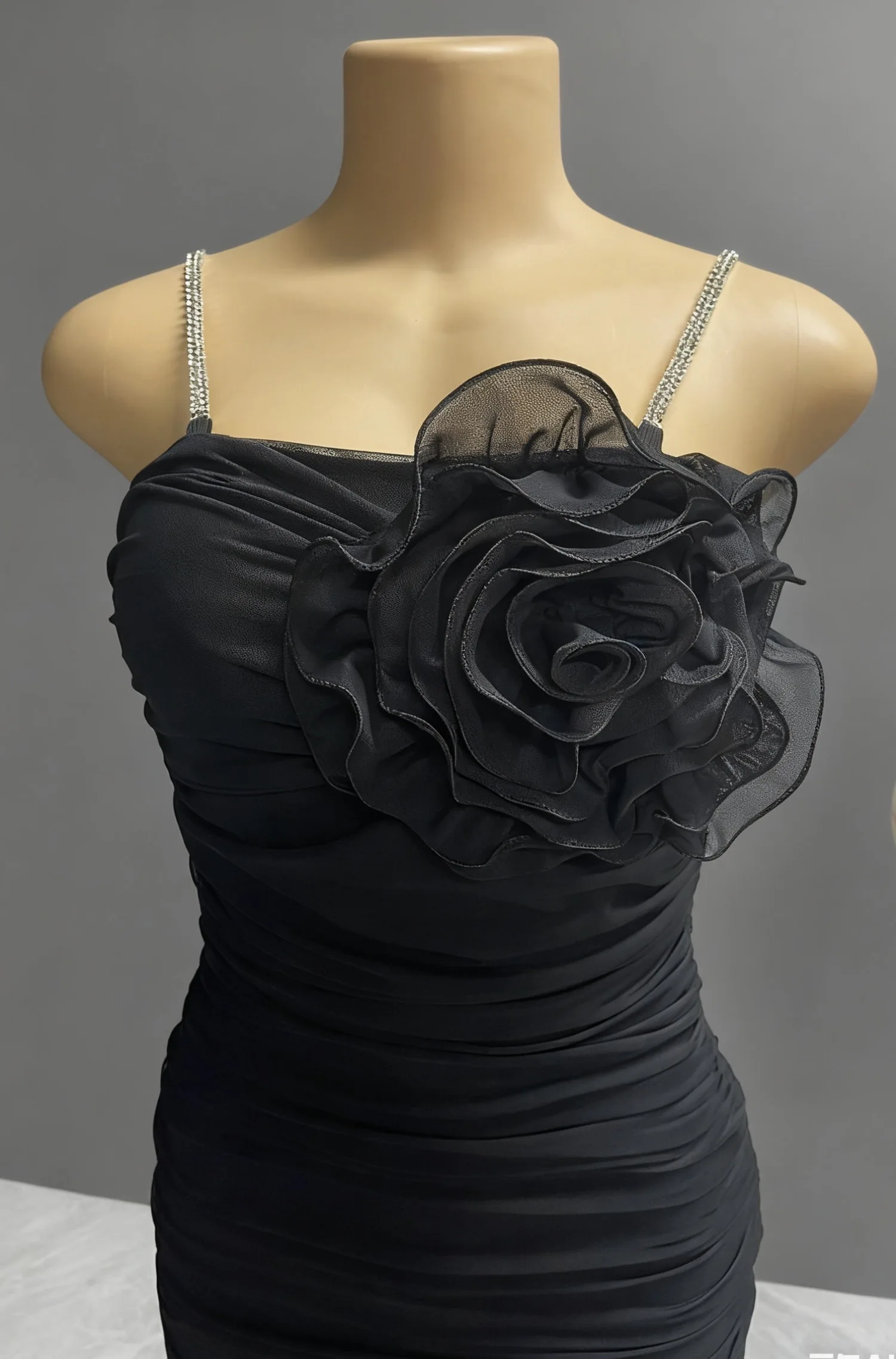 ชุดราตรีผ้าลูกไม้ลายดอกไม้ใหม่ ประดับเพชร สายเดี่ยว ดีไซน์พันรอบตัว สวยสง่าสำหรับผู้หญิง