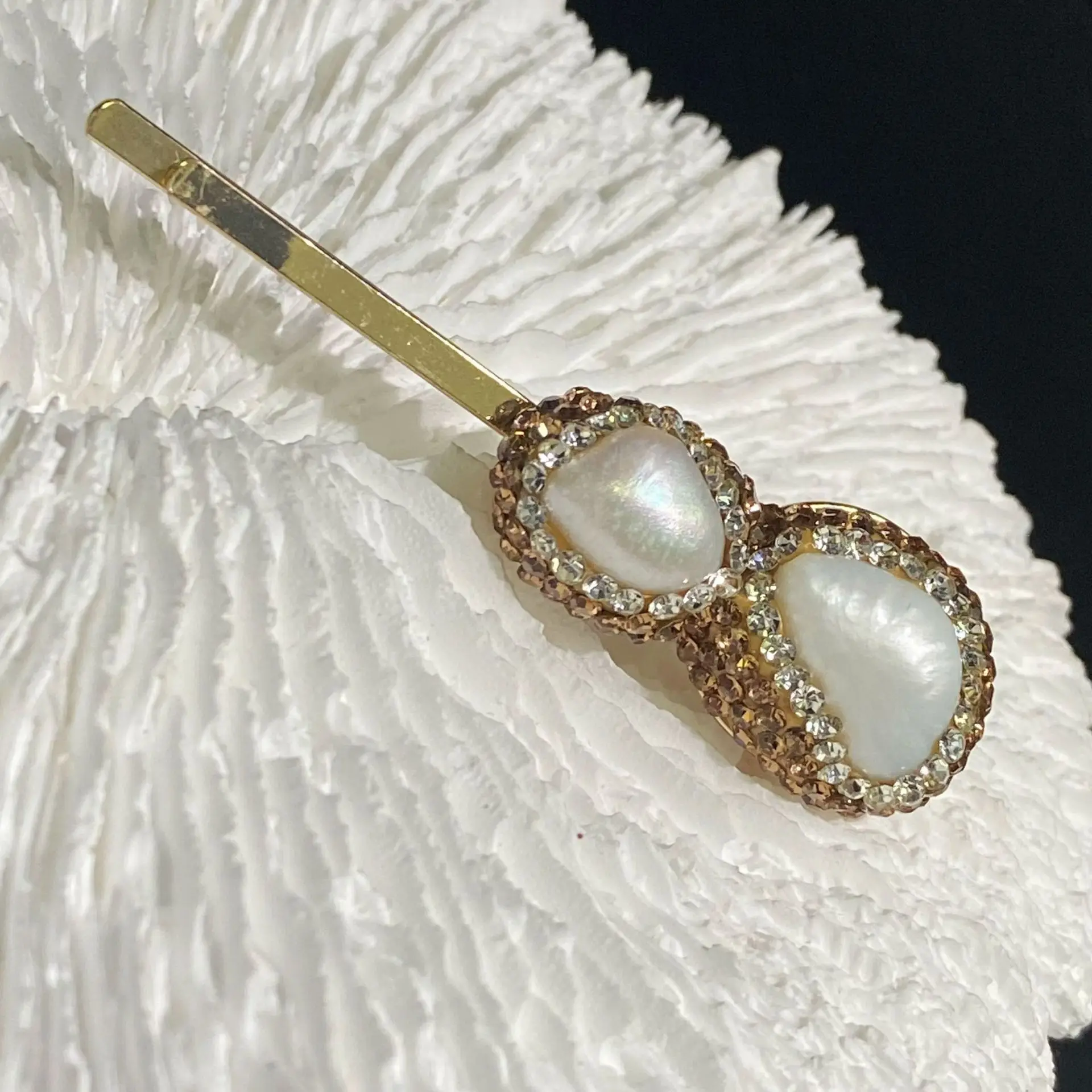 

Copper-plated 18K real gold Jack masonry inlaid with natural freshwater pearls Exquisite fashion women's hairpin