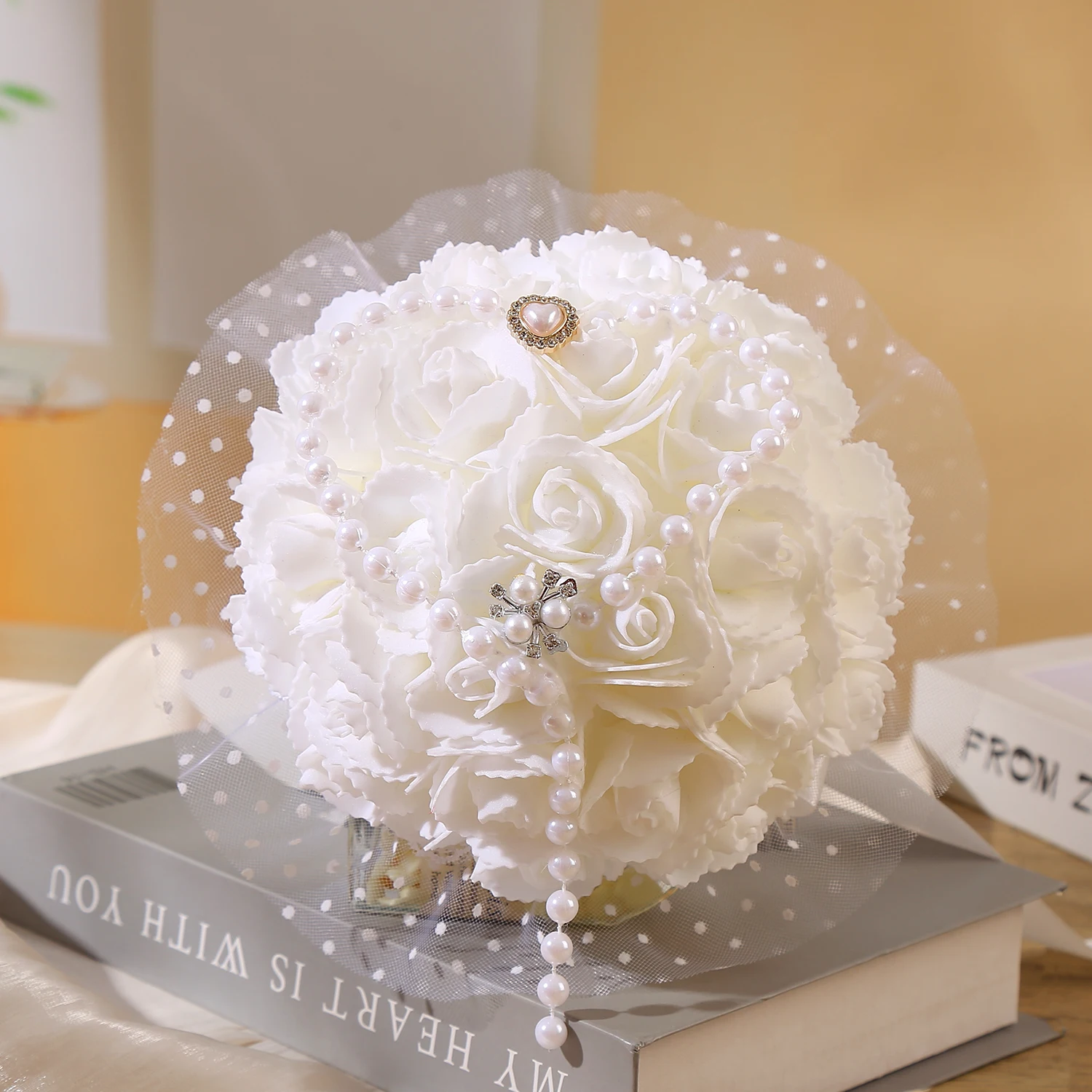 1 piece of artificial hand bouquet with a simple pearl design for the wedding bride and groom