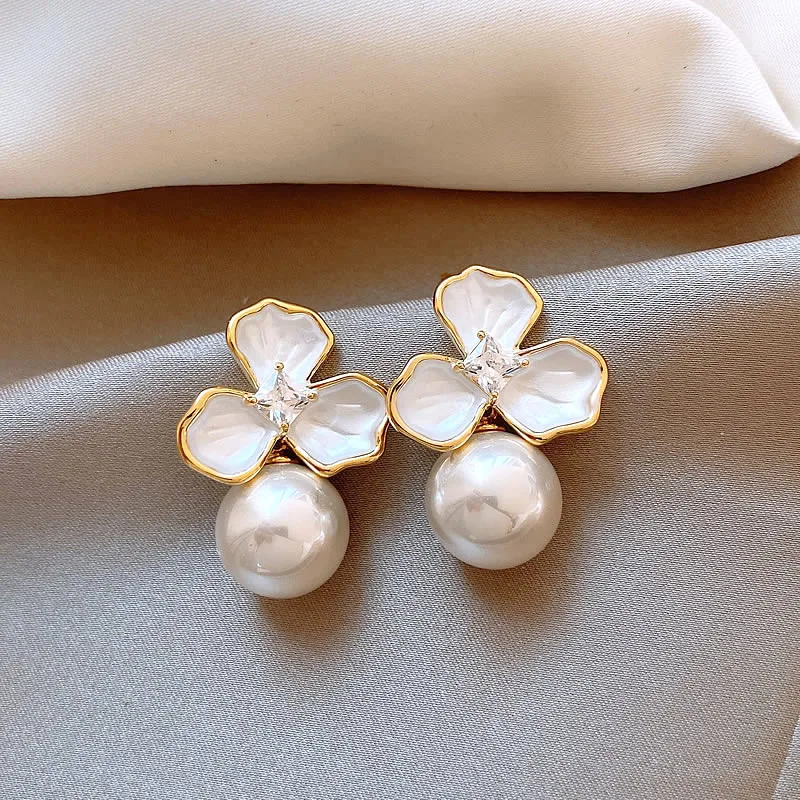 

Korea New Fashion Imitation Pearl Metal Dripping Oil Three Leaf Flowers Earrings For Women Trendy Earring Jewelry Party Gift