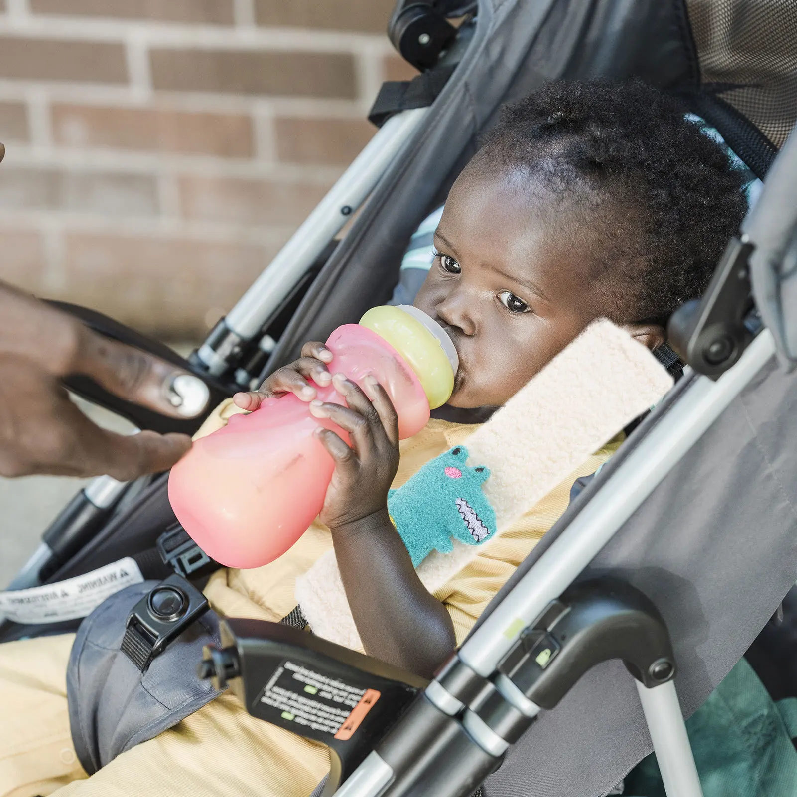 قطعتان من وسادات حزام الكتف، غطاء مريح، واقي ناعم للتنفس لمقاعد عربة الأطفال، وسادة كتف