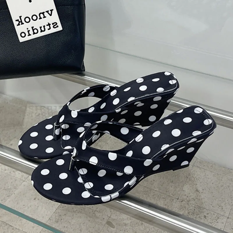 

Модные женские шлепанцы Eilyken на танкетке с принтом в горошек, летние туфли с открытым носком, банкетная обувь