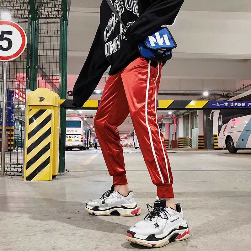 Nuovi pantaloni estivi in tessuto liscio in Chiffon pantaloni Casual in seta di ghiaccio pantaloni sportivi a righe di seta sottili per uomo Streetwear