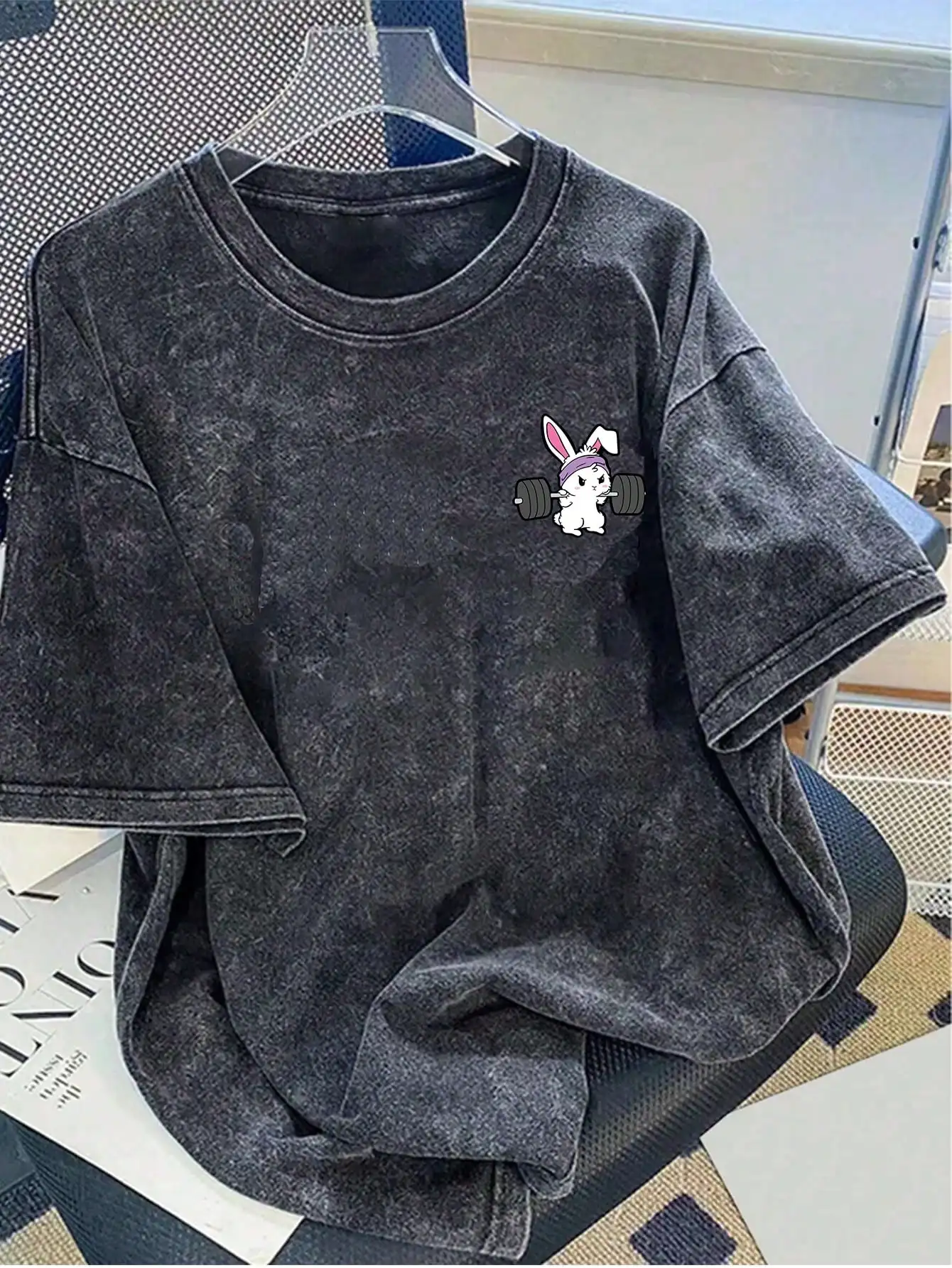 

Мужская футболка из выстиранного хлопка с эффектом потертости и принтом в виде мультяшных животных