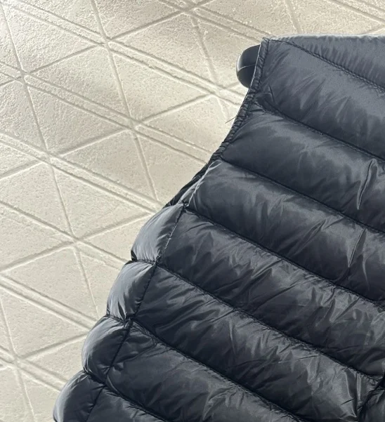 เสื้อกั๊กขนเป็ดสีขาวสำหรับผู้หญิง แฟชั่นฤดูใบไม้ร่วงและฤดูหนาวใหม่ ผลิตจากวัสดุไนลอนกันลมและกันน้ำ คอตั้ง