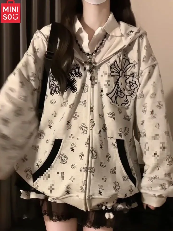 

MINISO Hello Kitty, новинка 2025, новый кардиган с капюшоном и полным принтом, женская дизайнерская свободная и универсальная трендовая куртка