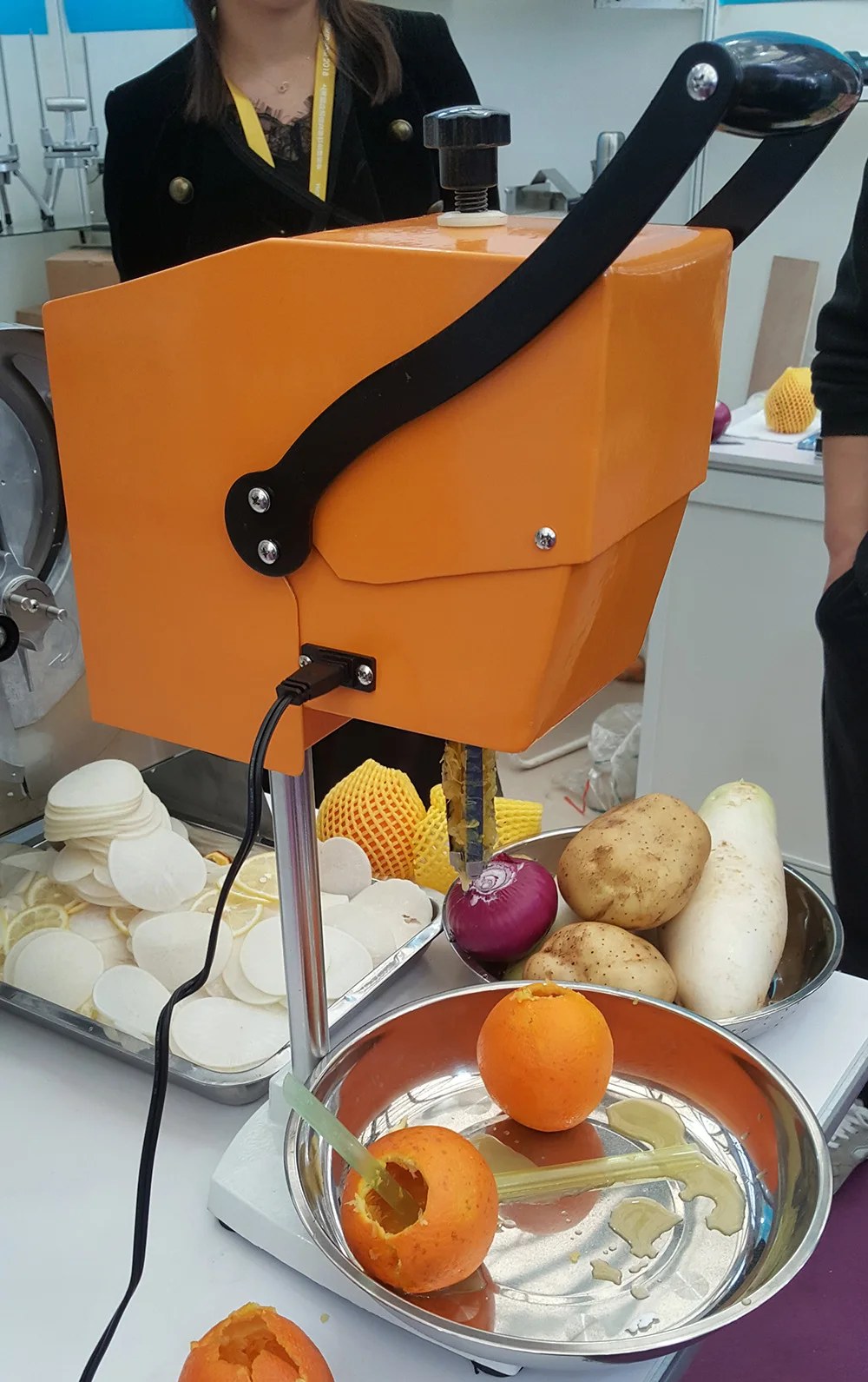 Hot Selling Low Speed Fresh Fruit Juicer Machine Mini Blender Pitaya Orange Fresh Orange Juicer Without Peeling 1 00% Pure Juice