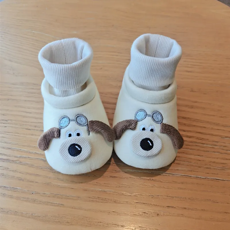 Conforto sapato de bebê solas macias anti deslizamento sapatos da menina do bebê anti deslizamento versátil caminhantes dos desenhos animados na moda menino sapato bonito meias do bebê sapatos