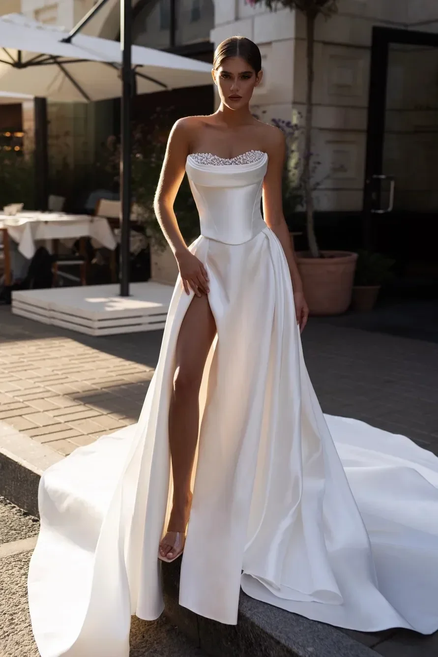 Elegante abito da sposa da donna in raso a linea A senza spalline senza maniche Abiti da sposa Perle Perline Abito con strascico laterale diviso Realizzato su misura