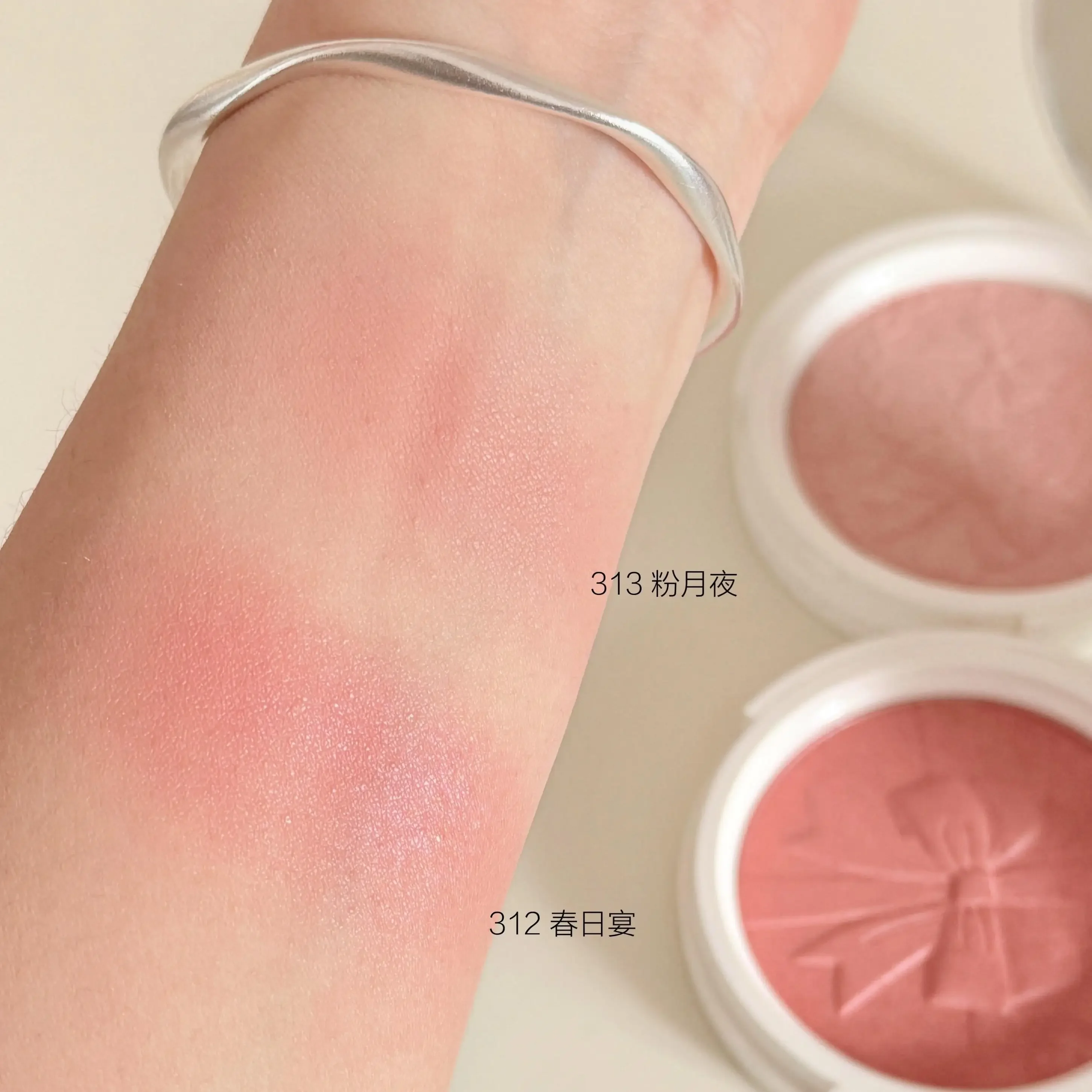 Róż do policzków CHOIZ BEAUTY Bow Relief Glow Blush, pieczony, rozświetlający, poprawiający koloryt, do opalania, długotrwały makijaż twarzy.