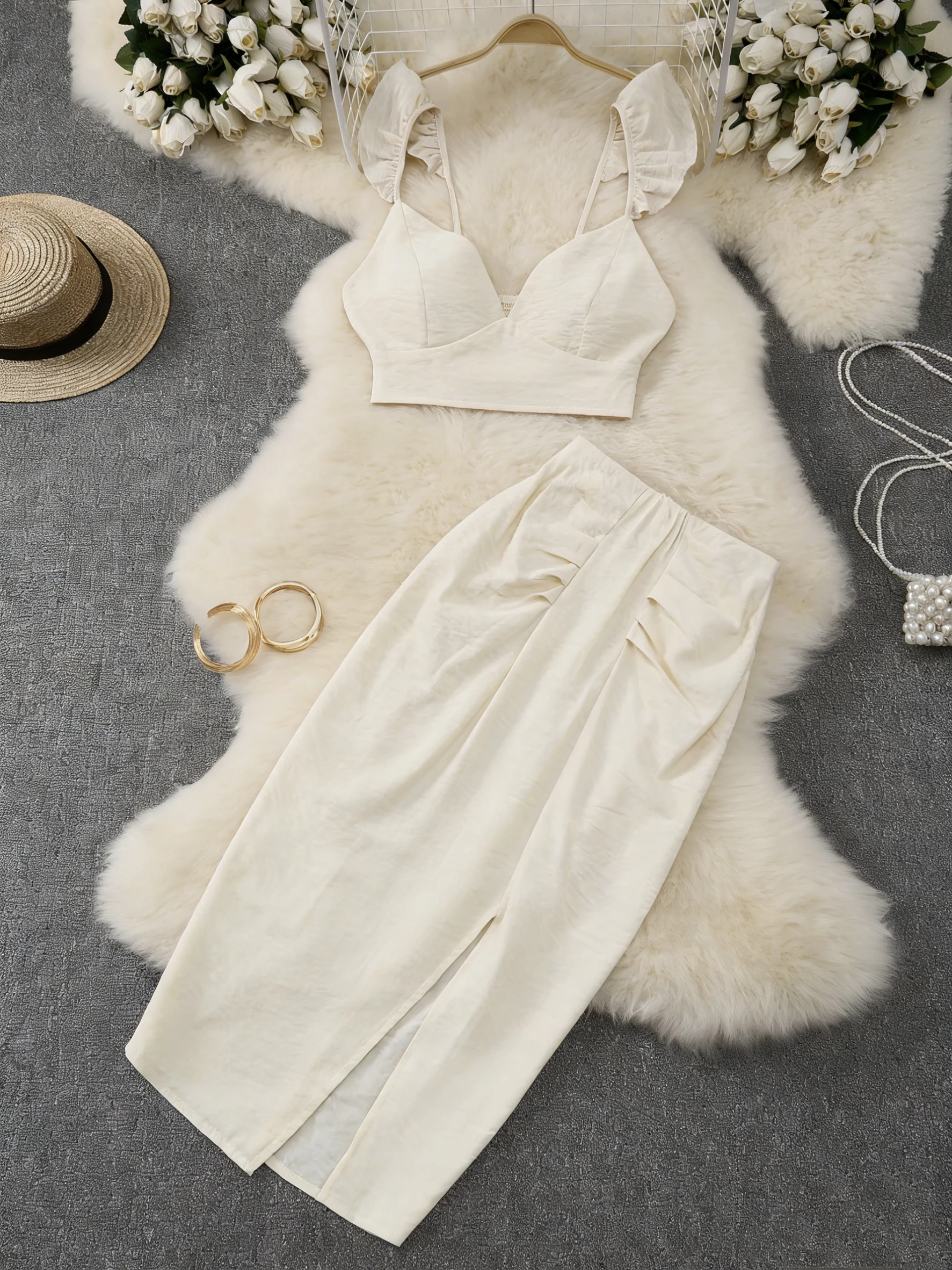 

Элегантный комплект из двух предметов: женский плиссированный топ с V-образным вырезом и плиссированная мини-юбка с высокой талией для летних пляжных вечеринок и отпуска.