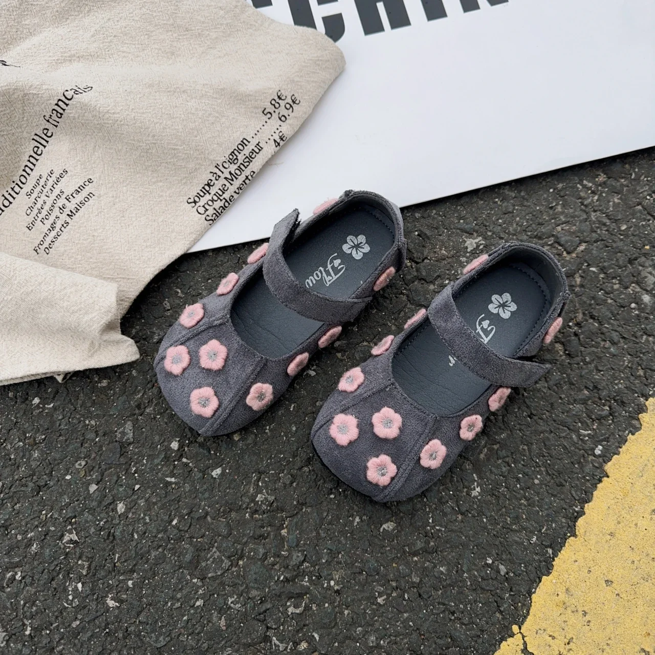 

Kids Casual Shoes Embroidered Flowers Girls Flat Shoes Versatile Fashion 2025 Brand New Children Leather Shoes Round Soft Sole