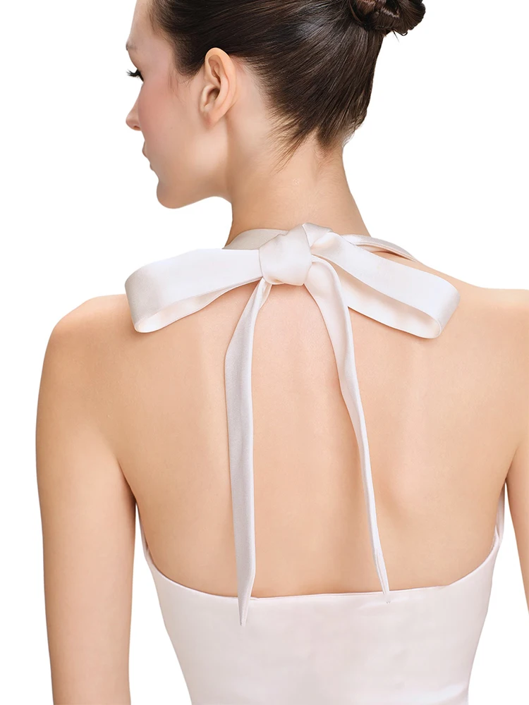 Elegancka, satynowa sukienka z nieregularnym dołem, wiązana na szyi, z bandażami, patchworkowa, klasyczna, szykowna, idealna na bankiet, imprezę, aktywność, dopasowana do sylwetki.