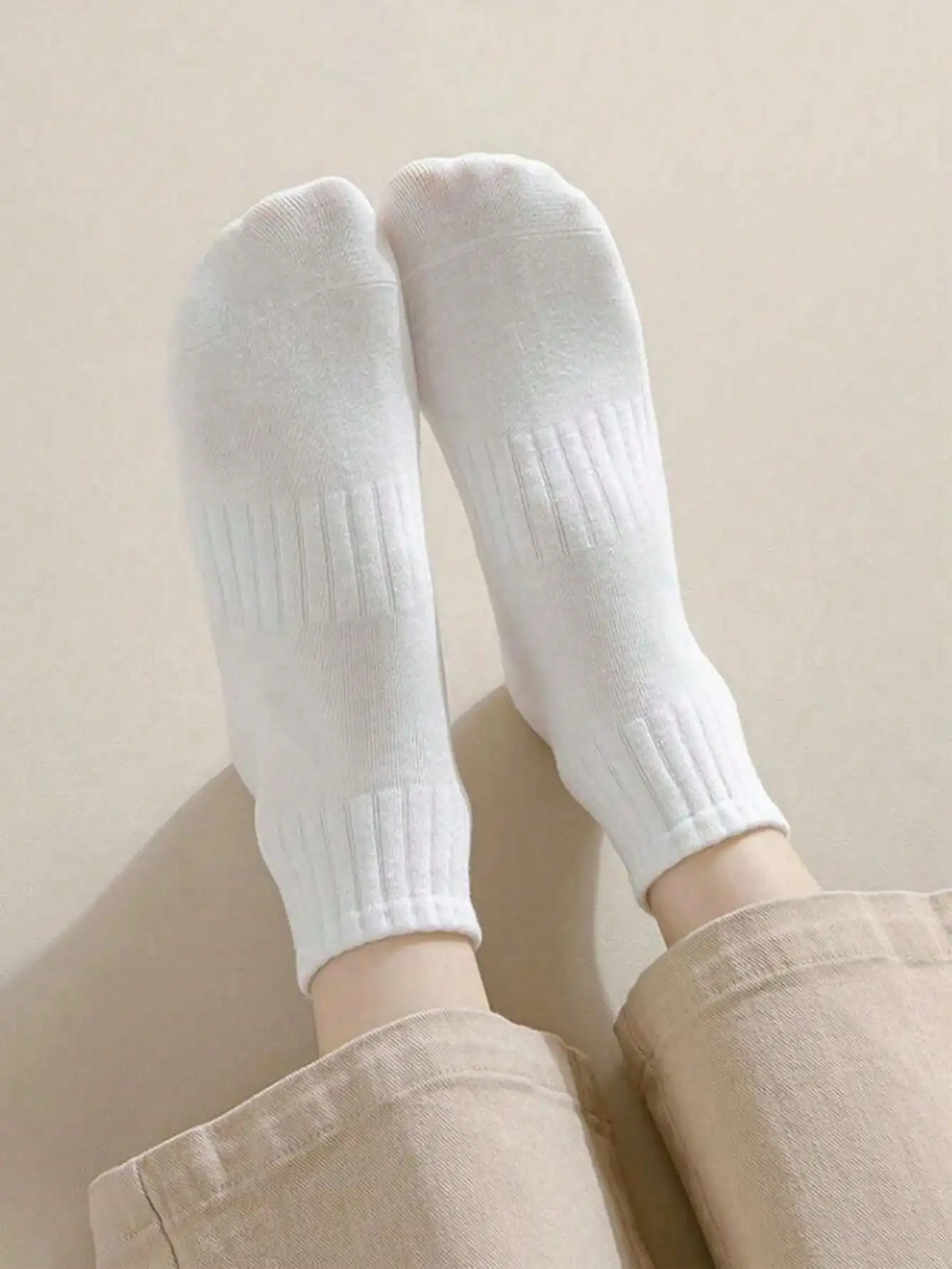 Klassische, schwarz-weiße Damen-Kurzsocken, Damensocken in großen Größen (36–44), bequeme und atmungsaktive Socken für Frühling und Sommer, Sportlicher Stil, Socken bis zur Mitte der Wade, Herrensocken, Paar-Socken, Freizeitsocken, vielseitige Socken. – Detail 3