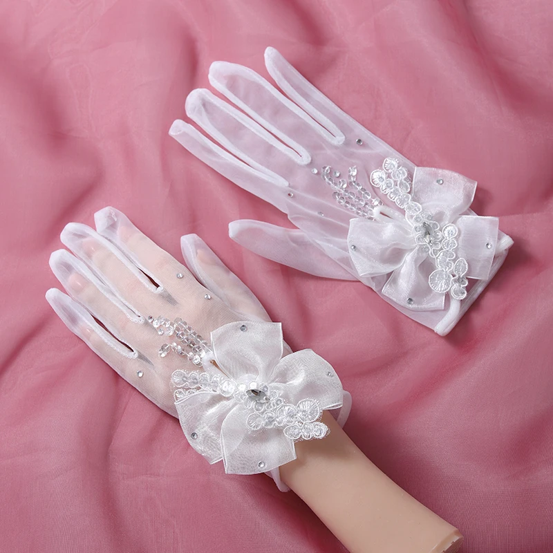 The bride's accessory is a pair of white minimalist flower decorated gloves suitable for women's wedding parties