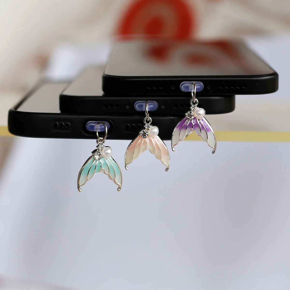 

Красивые декоративные заглушки от пыли для телефона с жемчугом и стразами в виде хвоста русалки, подвески-аксессуары для порта Type-C iPhone, шнурок-подвеска