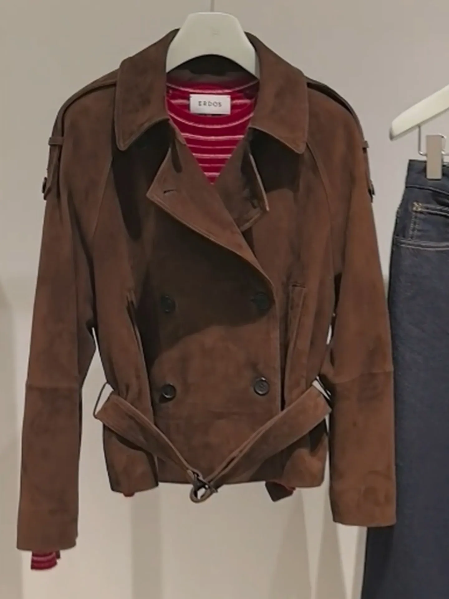 

Ретро-пальто из замши для женщин, весна 2026, с эффектом утягивания талии, удлиненное, с двойным воротником, высококачественный топ