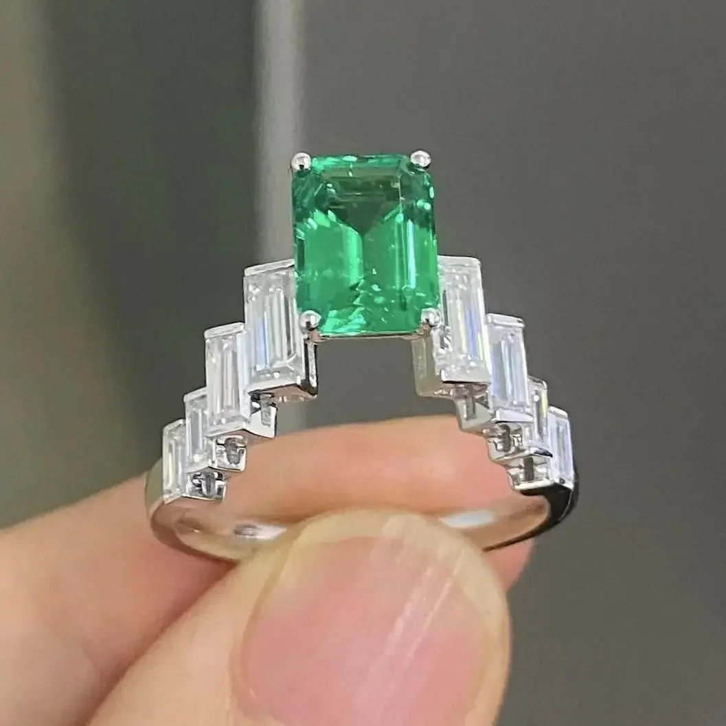 Ruihe New INS Custom Make 9k Gold about 1.5ct Lab Grown Emerald with Moissanite Rings for Women Exquisite Elegant Fine Jewelry