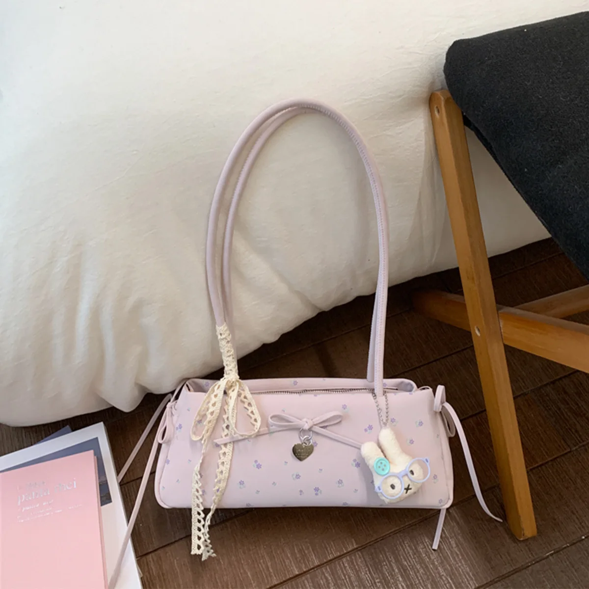 

Французская шикарная женская сумка через плечо с цветочным кружевом и бантом, с подвеской-кроликом, из искусственной кожи, легкая, для повседневного использования и свиданий