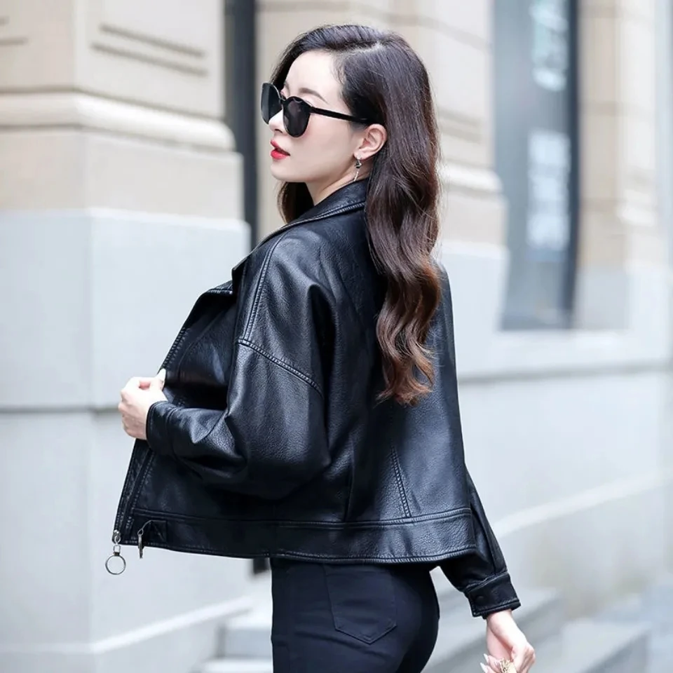 Czerwona kurtka ze skóry PU damska 2025 jesienno-zimowa nowa modna klapa luźne skórzane kurtki damskie krótkie kurtki motocyklowe Top