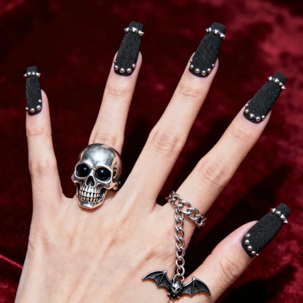 24個入り マットブラックのプレスオンネイル、シルバーグリッターとベルベットラインストーンのアクセント付き、ダークスタイルのロングコフィンシェイプ、サイズ色々