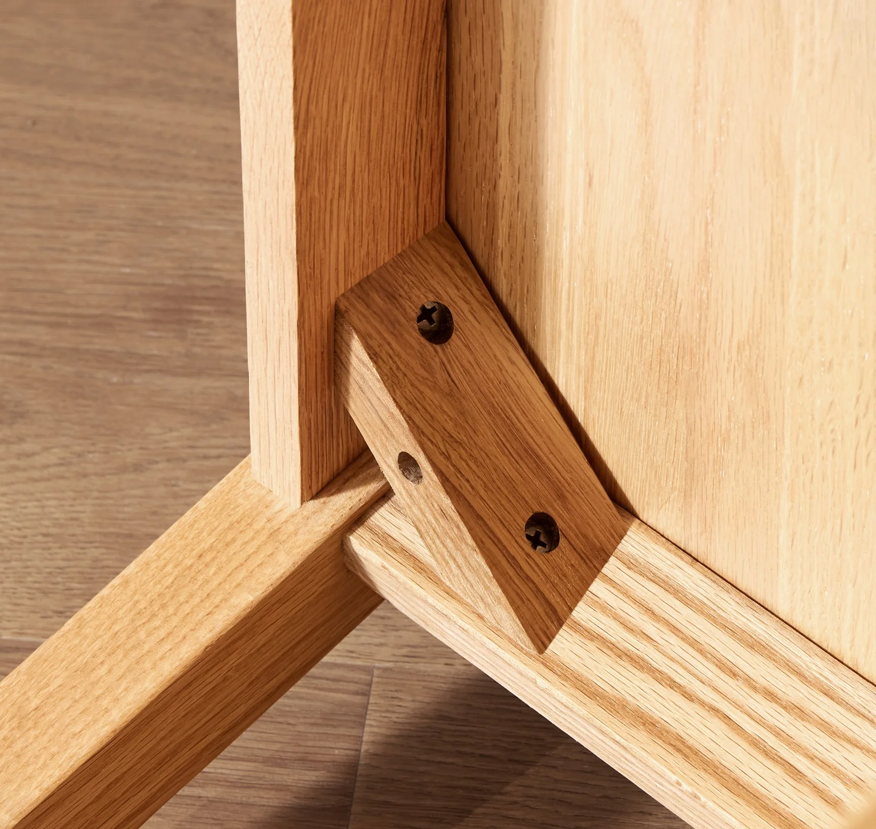 Eleganter Esszimmerstuhl aus massivem Eichenholz