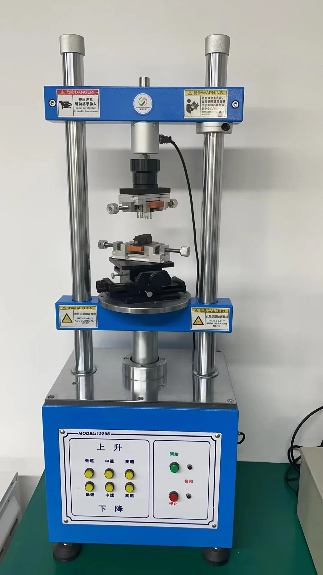 SN-1220S automatic plugging and unplugging force tester plugs and unpluggs computer socket terminals.