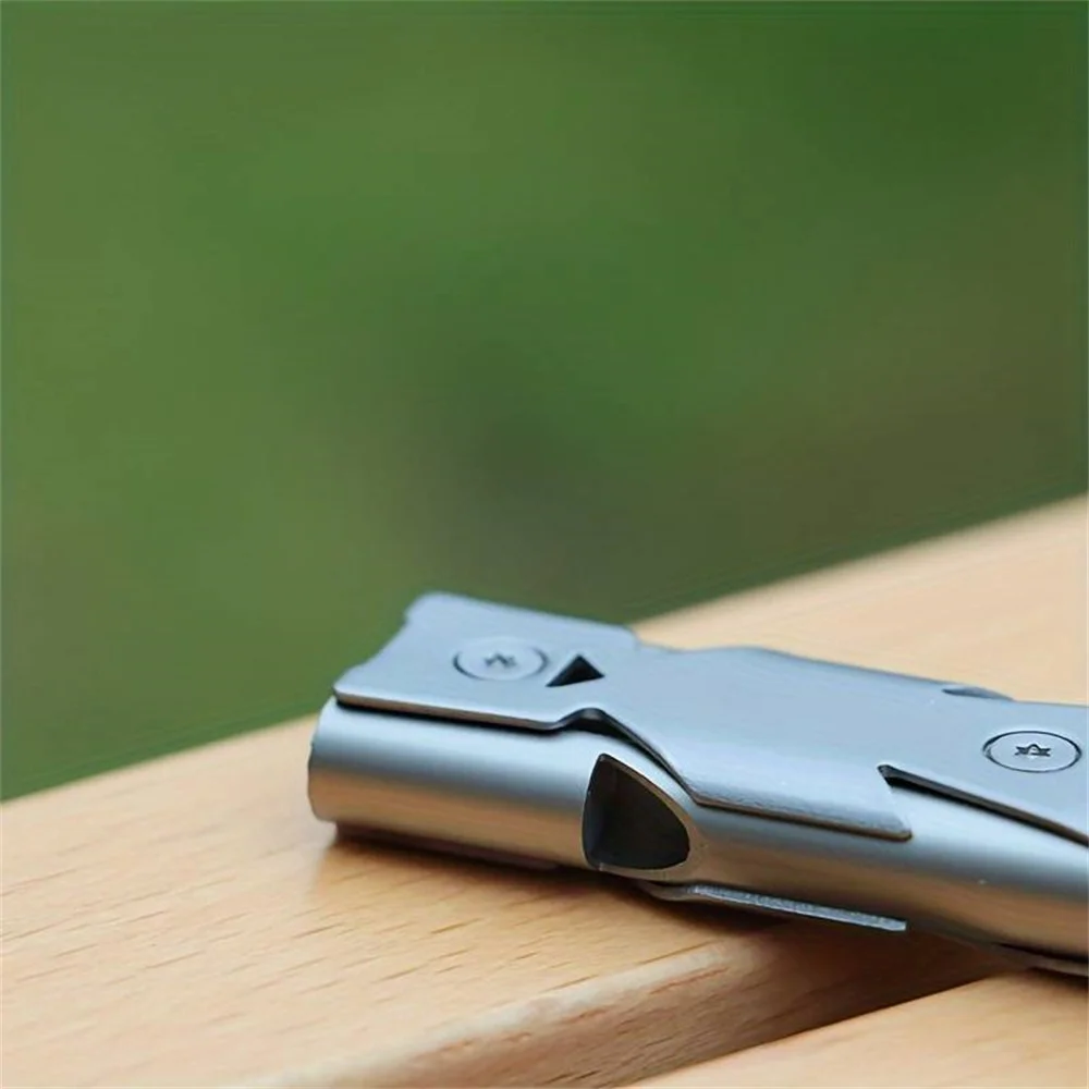 مزدوجة الأنابيب صافرة قلادة المفاتيح عالية ديسيبل المحمولة في الهواء الطلق أدوات إنقاذ التخييم صافرة طوارئ متعددة الوظائف 1 قطعة