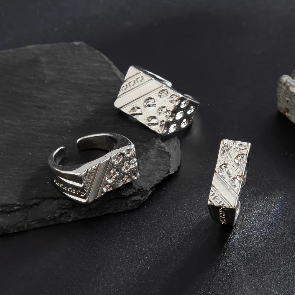 3-teiliges Ring-Set in Gold- und Silberfarbe, geometrisches Design, diagonale Streifen, quadratische Form, Schmuck, strukturierte, geprägte Ringe für Herren. – Detail 4