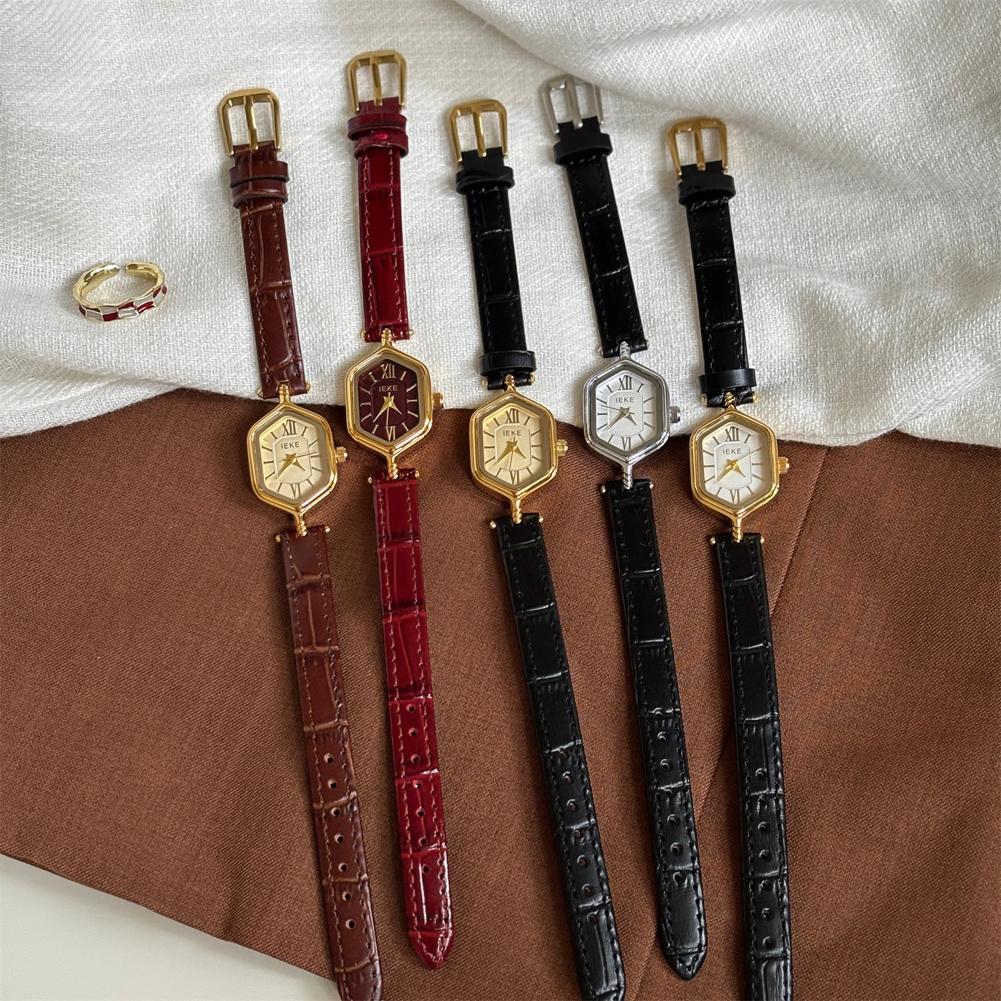 ساعة نسائية صينية على شكل ماسة حمراء، طراز قديم، حزام جلدي نسائي أنيق ومكرر، ساعة يد احترافية.