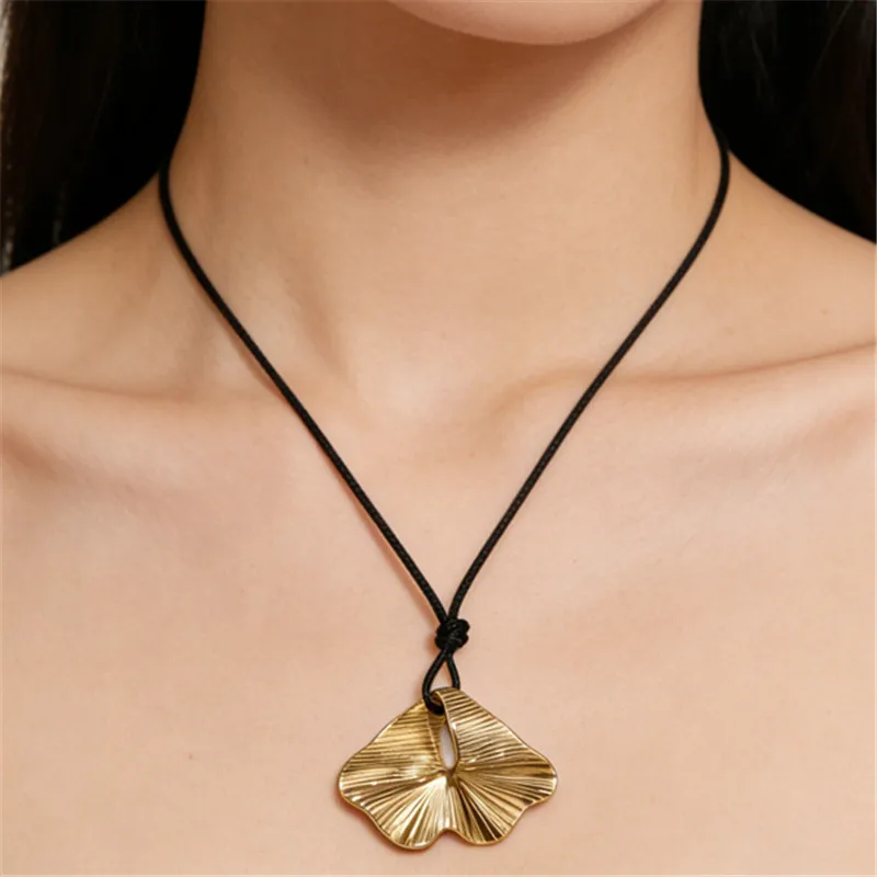 European And American Personalized, Light Luxury, Retro Fan-shaped Necklace. Simple Women's Pendant. Suitable For Daily Wear.