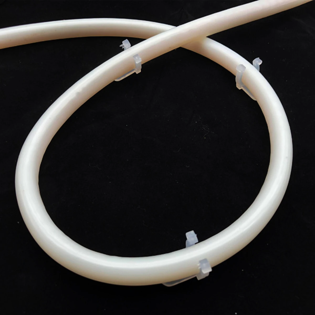 

100pcs Fixing Card Code Clips Rope Light Holders Led Mounting Clips Pvc Metal Outdoor Easy Install Cable Cord Organizer