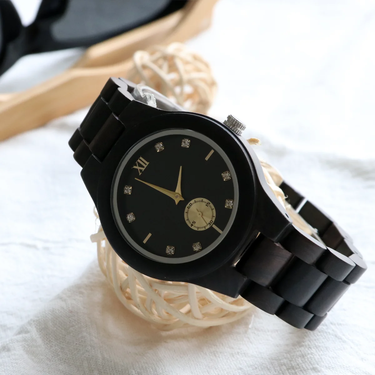 ساعة نسائية خشبية سوداء فاخرة جديدة بأرقام رومانية ذهبية وعلامات ماسية، نحت خشبي مستورد يدويًا بالكامل، تلميع، لنفسك والأقارب والأصدقاء، هدايا الحفلات، ساعات خشبية نسائية، ساعات كوارتز