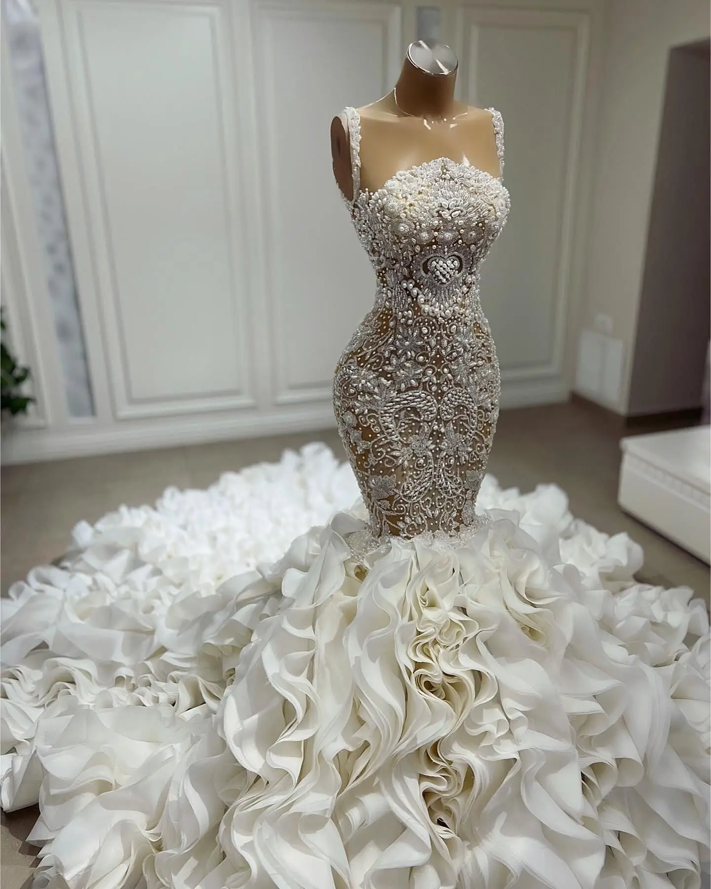 

Customized Mermaid Bridal Gowns Pearls Appliques Wedding Dress Spaghetti Straps Tiered Puff Train Made Bride Dresses Sweep Train