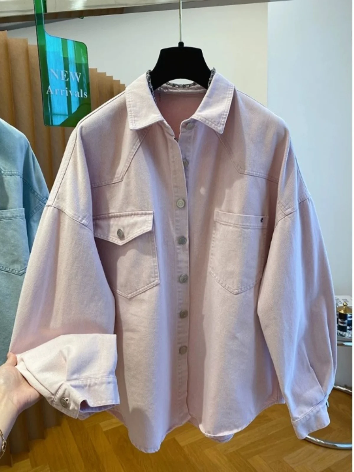 Luźny długi płaszcz jeansowy damski na wiosnę 2025, nowy, elegancki, różowy, casualowy, klasyczny kołnierz, odzież wierzchnia, modny płaszcz damski.