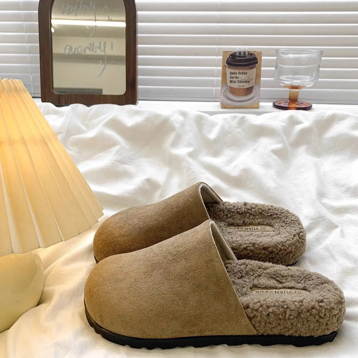 

Women's Home Slippers 2025 Autumn Winter Retro Clog Mules Fleece Lined Thick Soled Fuzzy Cotton Slippers For Outdoor Wear