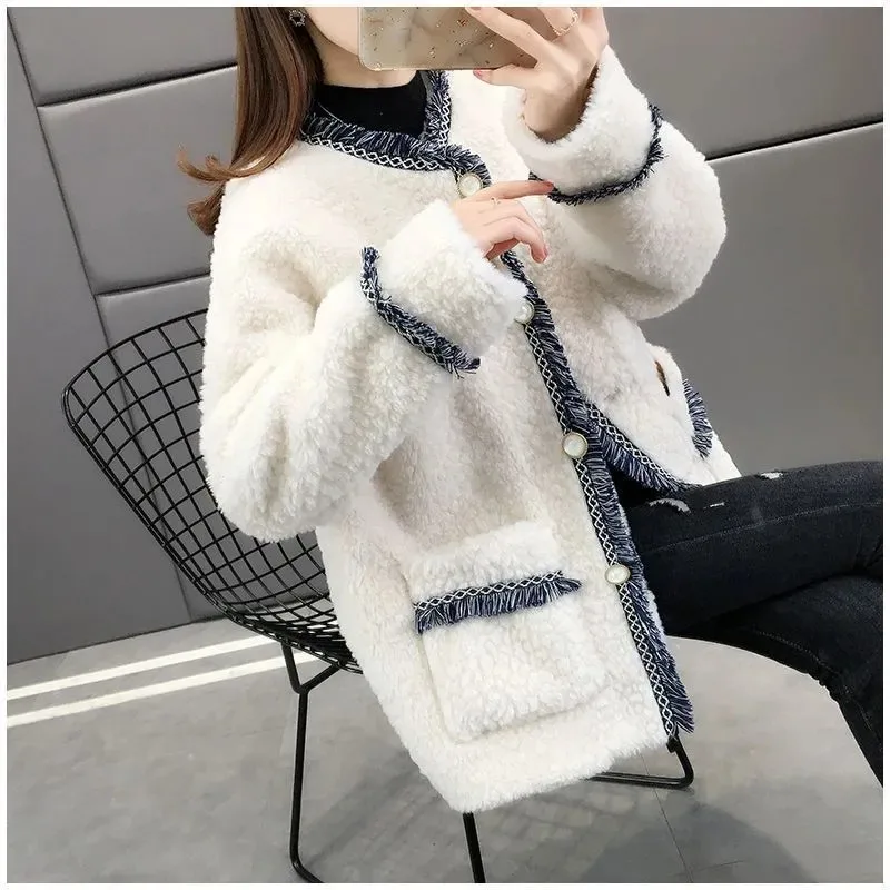 

Autumn and Winter New Fashion Thickened Velvet Women's Round Neck Top Fur Integrated Button Splicing Jacket