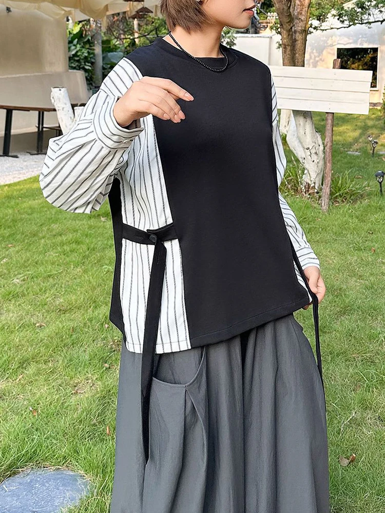 [EAM] White Spliced Striped Ribbon Big Size Sweatshirt New Round Neck Long Sleeve Women Fashion Tide Spring Autumn 2026 1DK0357