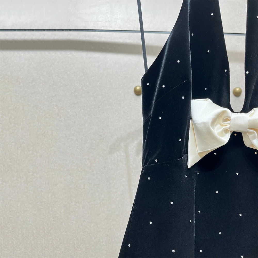 Hochwertiges Strass-Damenkleid mit Schleifendetail, sexy, rückenfrei, elegantes Pendler-Neckholder-Kleid, 2026, frühes Frühjahr, neu, Y2k