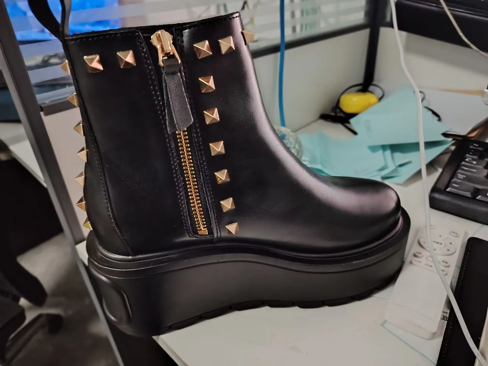 Botas de couro feminino de primeira camada, zíper lateral, fundo de muffin, rebitado, curto, indústria pesada, novo, outono e inverno, 2023