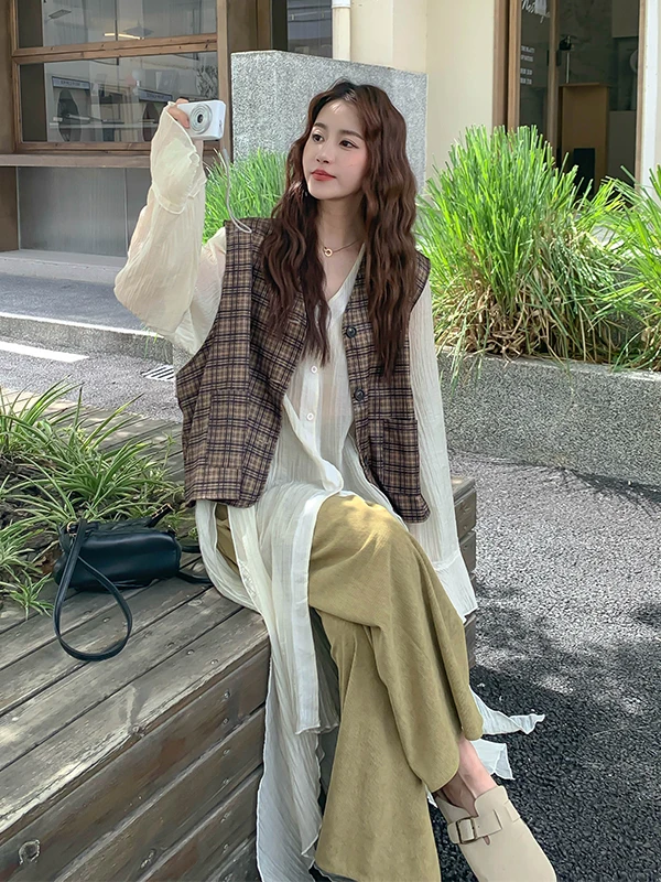 

Комплект из клетчатого жилета и брюк с широкими штанинами для женщин, весна-осень 2026, новый повседневный стиль, длинная асимметричная рубашка, комплект из трех предметов, модный кэжуал