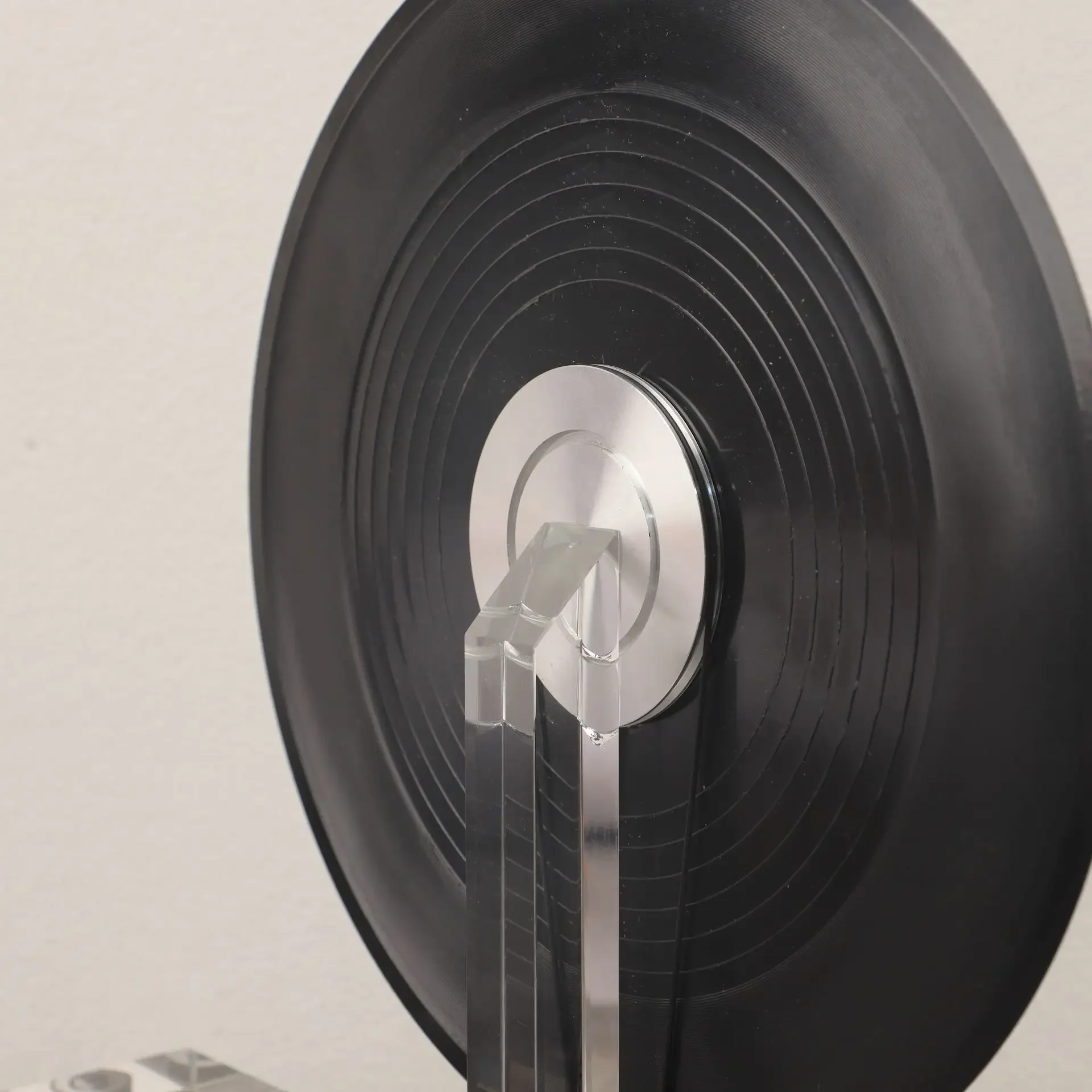 เครื่องเล่นแผ่นเสียงไวนิลแนวตั้งแบบจำลองสมัยใหม่, เครื่องบันทึกเสียง ตู้วางทีวี โต๊ะกาแฟ ของตกแต่งเครื่องประดับ