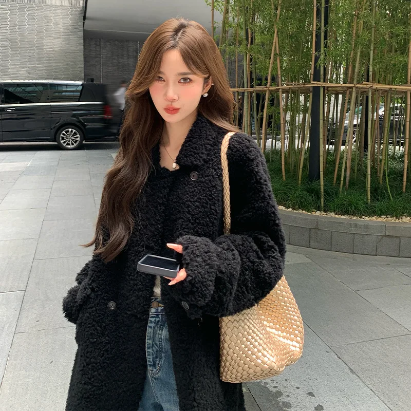Casaco de temperamento de veludo de tosquia de ovelha, casaco de grama de pele de cordeiro integrado de pele, estilo médio longo feminino, outono/inverno 2025