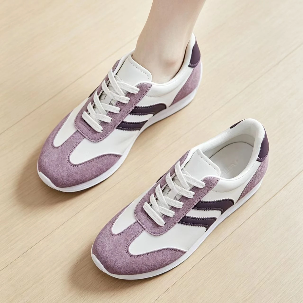 

Women's Suede Casual Sneakers 2026 Style Comfortable Non-Slip Flat Lace-Up Vulcanized Running Shoes Zapatos Mujer