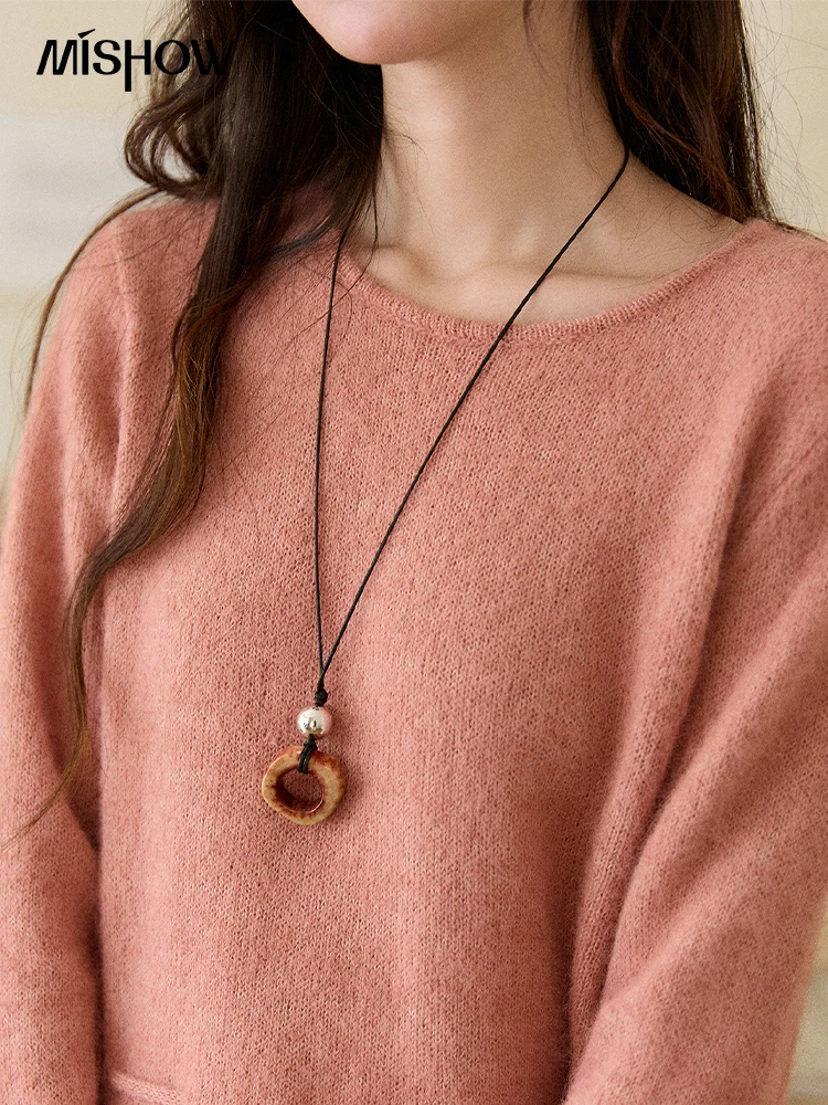 سترة نسائية وردية من MISHOW موضة شتاء 2025 على الطراز الفرنسي برقبة دائرية وحاشية مكشكشة مع حزام برباط بلوفر MXE90Z2824