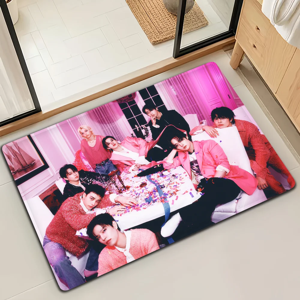 K-Kids Hop Karma Kpop S-Stray Mikrofaser-Dekorationsmatte, vielseitige Badezimmer-Türmatte, Flanell-Bodenmatte, schnell trocknende, saugfähige, rutschfeste Sohle