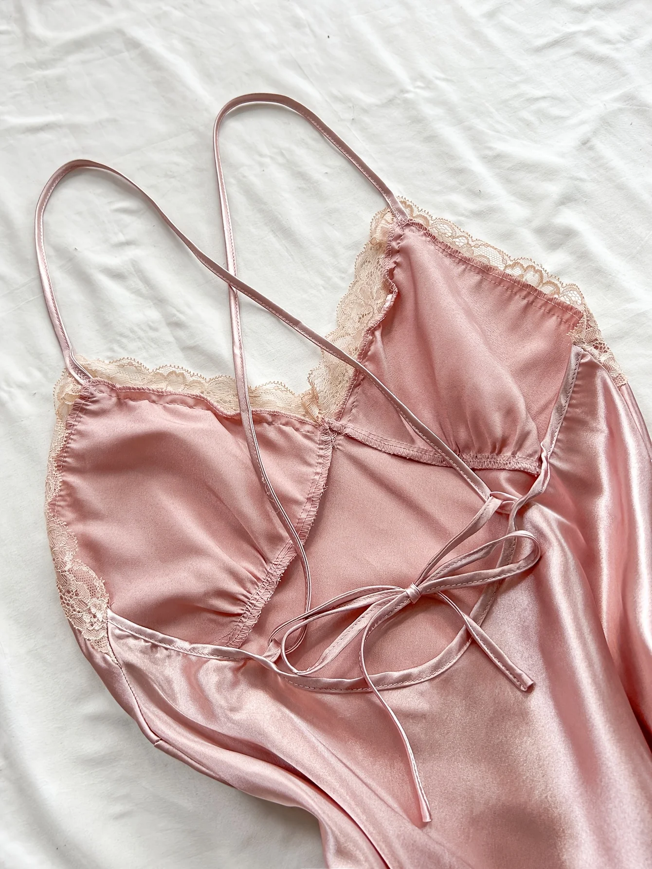 Damen-Unterhemd aus Satin mit V-Ausschnitt und Spitzenbesatz, 1-teilig, sexy Mini-Nachthemd – Detail 11