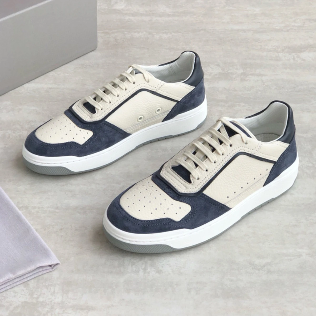 

Мужские роскошные массивные ретро-кроссовки из кожи и замши, повседневные белые туфли в стиле преппи, минималистичные кроссовки на платформе 2026