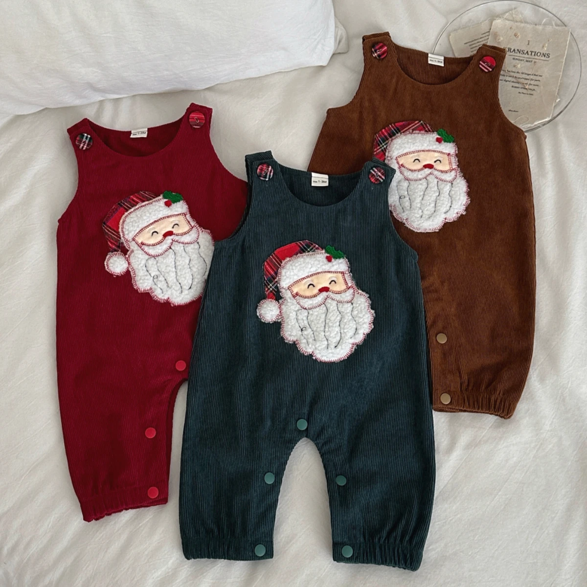 Weihnachtlicher ärmelloser Strampler für Babys, Cord-Overall mit Weihnachtsmann-Stickerei, Winterkleidung für Babys. – Detail 3